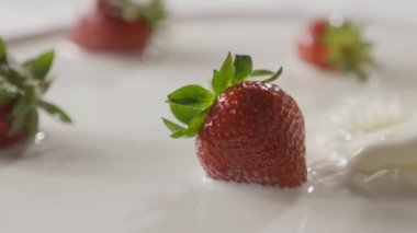  Taze taze çilek ve süt, video.