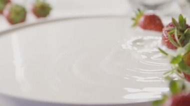  Taze taze çilek ve süt, video.