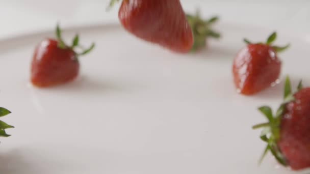 Φρέσκες Ώριμες Φράουλες Γάλα Βίντεο — Αρχείο Βίντεο