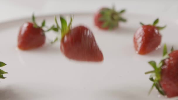 Fresas Frescas Maduras Con Leche Vídeo — Vídeo de stock