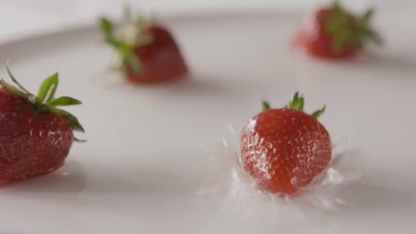 Φρέσκες Ώριμες Φράουλες Γάλα Βίντεο — Αρχείο Βίντεο