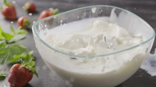 Verse Rijpe Aardbeien Met Melk Video — Stockvideo