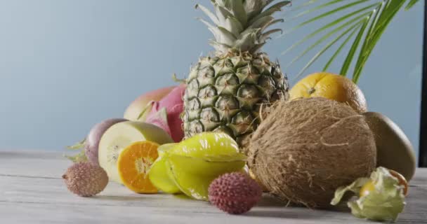 Stapel Van Diverse Verse Tropische Vruchten Video — Stockvideo