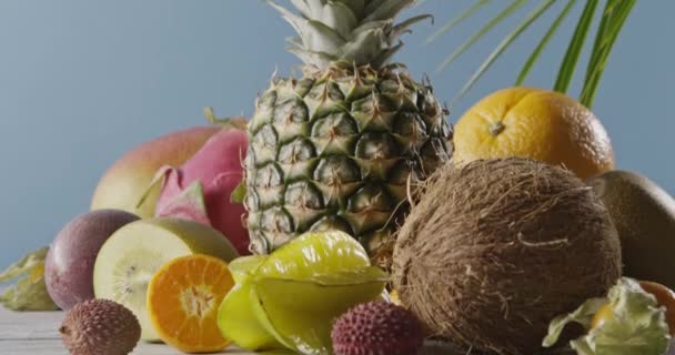 Pila Frutas Tropicales Frescas Surtidas Video — Vídeo de stock