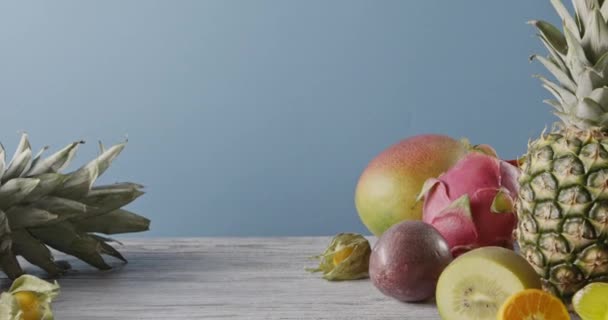 Pilha Frutas Tropicais Frescas Sortidas Vídeo — Vídeo de Stock