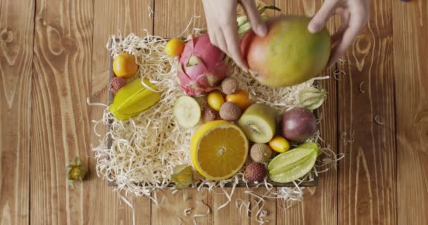 Manos Femeninas Poniendo Frutas Tropicales Frescas Caja Madera — Vídeo de stock