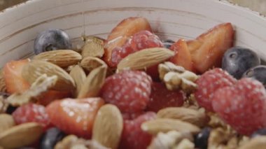 Böğürtlen, fındık, yulaf ezmesi ve granola karışımı. Beslenme için gerekli malzemeler. Sağlıklı vejetaryen yemekleri.