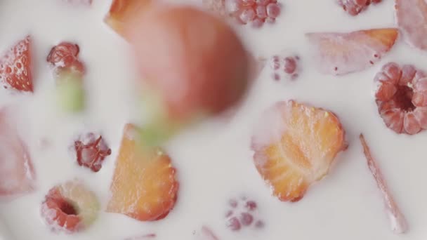 Fragole Mature Fresche Lamponi Con Latte Video — Video Stock