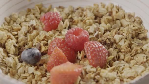 mélange de baies, noix, flocons d'avoine et granola. Ingrédients pour la nutrition alimentaire. Alimentation végétarienne saine.