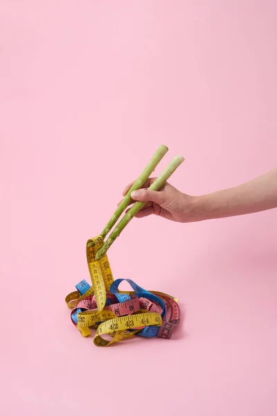 Fitas Medição Coloridas Como Comida Japonesa Chinesa Mão Mulher Com — Fotografia de Stock