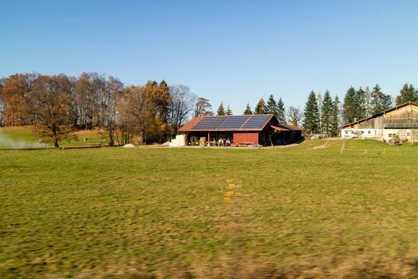 Klidná Podzimní Venkovská Krajina Zemědělskou Oblastí Poli Budovy Solárními Panely — Stock fotografie