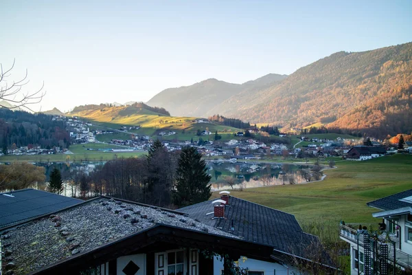 Ochtendlandschap Met Traditionele Huizen Velden Bergen Een Achtergrond Van Heldere — Stockfoto