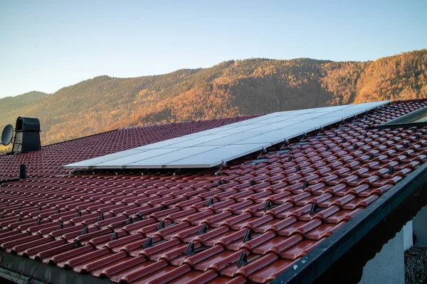 Painéis Solares Energia Alternativa Telhado Azulejos Fundo Montanhas Pedra Céu — Fotografia de Stock