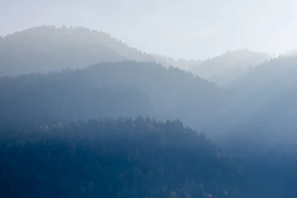 Gyönyörű Nyugodt Táj Homályos Ködös Hegyekből Fákkal Napfényes Tiszta Égbolt — Stock Fotó