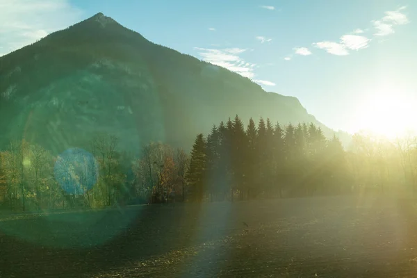 Autunno Paesaggio Rurale Con Alta Montagna Foresta Uno Sfondo Luce — Foto Stock