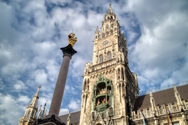 St. Mary 's sütunu ve Marienplatz Meydanı' ndaki New Town Hall 'un bulunduğu durum mavi bulutlu gökyüzü, Münih, Bavyera, Almanya