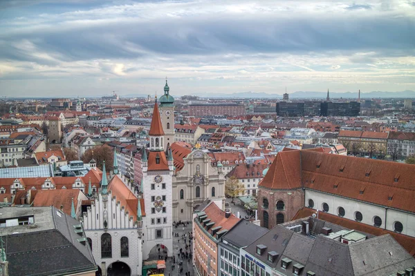 德国慕尼黑历史上部分复古房屋屋顶上方的城市景观 空中全景 背景是阴沉沉的日落天空 — 图库照片