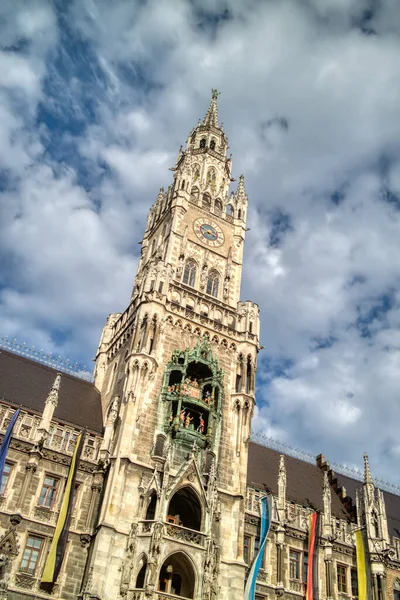 Stadtlandschaft Mit Rathaus Neubau Vor Blauem Wolkenverhangenem Himmel Zentrum Von — Stockfoto