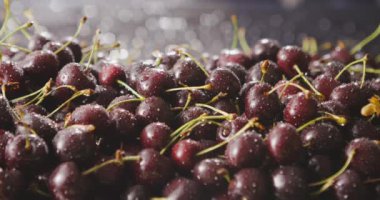 Taze ıslak kiraz yığını, video. 