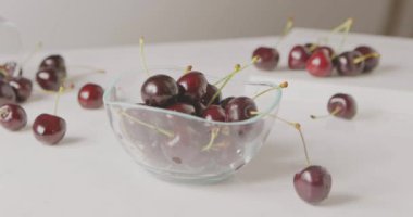 Kasede taze kiraz yığını, video. 