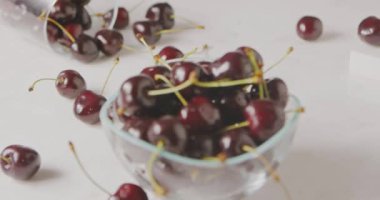 Kasede taze kiraz yığını, video. 