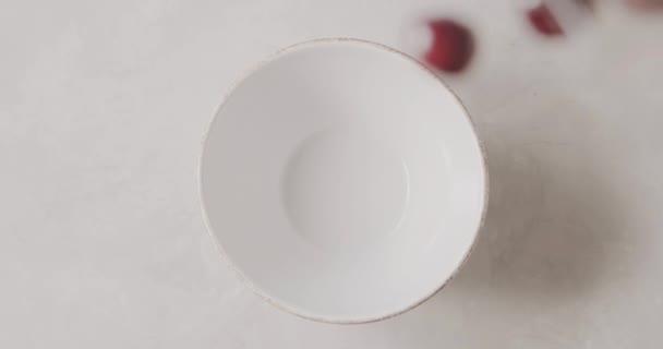 一堆新鲜成熟的樱桃掉进碗里 — 图库视频影像