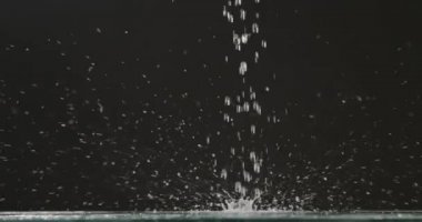 Olgun taze yaban mersini yığını ve karanlık arka plana düşen su, video 