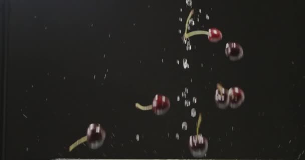 濃い背景に落ちてくる新鮮な熟したチェリーと水の山ビデオ — ストック動画