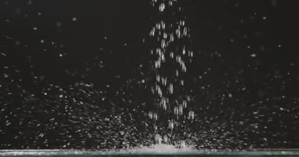 Water Druppels Vallen Tegen Donkere Achtergrond — Stockvideo