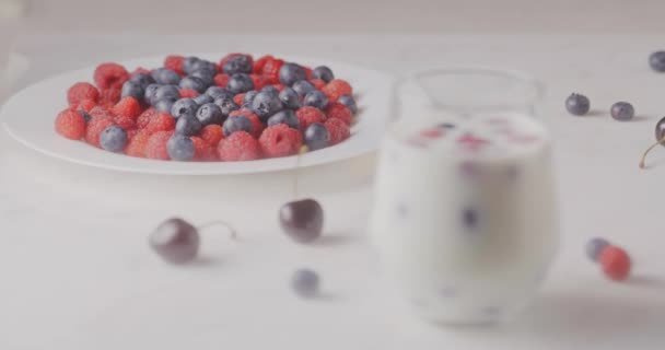 Glas Med Yoghurt Färska Mogna Körsbär Blåbär Och Hallon — Stockvideo