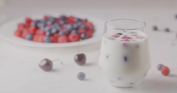 Vidro Com Iogurte Cerejas Frescas Maduras Mirtilos Framboesas — Vídeo de Stock
