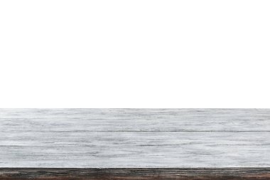 Açık gri tahta masanın boş yüzeyi - alışveriş merkezinin beyaz arka planı ürünlerinizi göstermek ve montajlamak için. Tam derinlik alanı oluşturmak için odaklanma kullanılıyor.