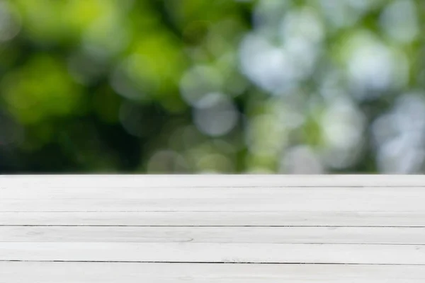 Lege Lichtgrijze Houten Tafel Een Wazig Groen Blad Achtergrond Met — Stockfoto