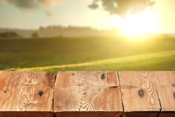 Blank Wieku Teksturowane Szorstki Drewniany Stół Rozmytym Natutal Krajobraz Wiejskiego — Zdjęcie stockowe