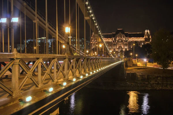 Architektonická Stavba Osvětleného Starobylého Řetězového Mostu Přes Řeku Dunaj Noci — Stock fotografie