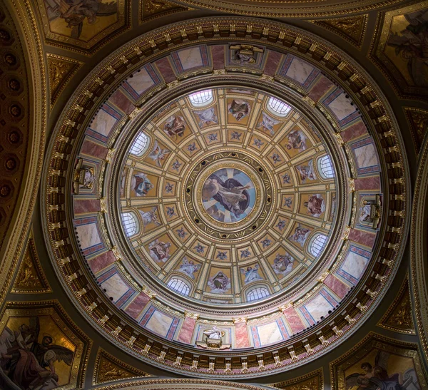 Budapeşte Macaristan Renkli Duvar Resimleri Freskleri Olan Katolik Katedralin Güzel — Stok fotoğraf