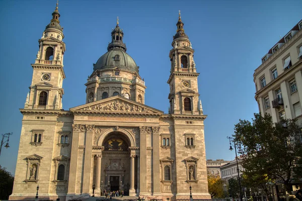 圣斯蒂芬大教堂的宏伟立面是匈牙利布达佩斯的一座罗马天主教大教堂 背景是蓝蓝的蓝天 — 图库照片