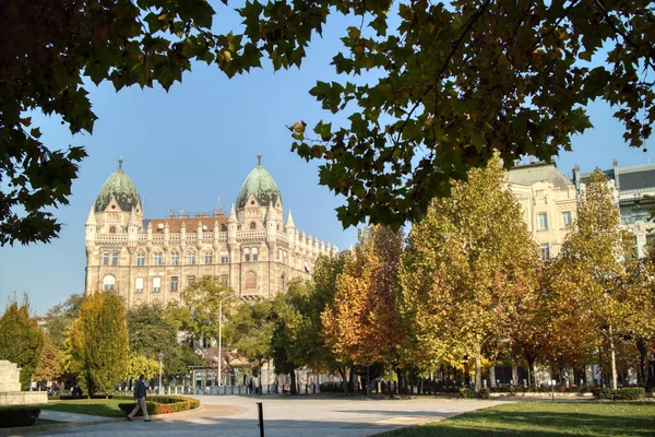 Piękny Jesienny Krajobraz Zabytkowym Budynku Placu Przed Tle Jasnego Błękitnego — Zdjęcie stockowe