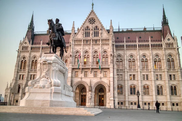 Denkmal Von Andrassy Gyula Lovasszobra Vor Der Schönen Historischen Fassade — Stockfoto