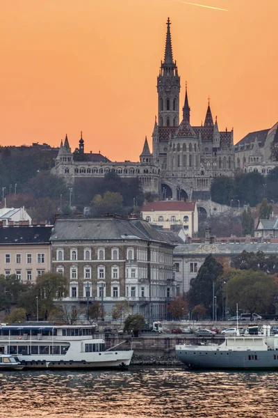 Csodálatos Naplemente Városkép Mátyás Templommal Narancssárga Égbolt Hátterében Budapesten — Stock Fotó