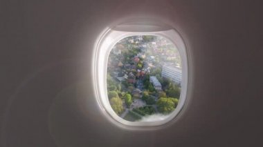 Uçak penceresinden şehir manzarası. Seyahat ve ulaşım kavramı.