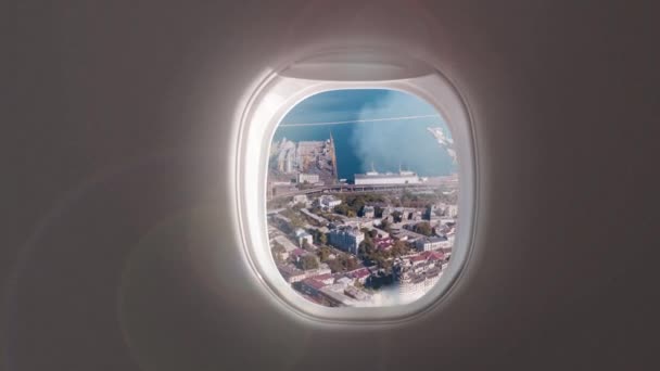 Blick Auf Die Stadt Durch Den Fensterrahmen Des Flugzeugs Reise — Stockvideo