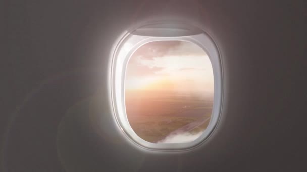 飛行機の窓枠を通して日没の景色 交通機関の概念 — ストック動画