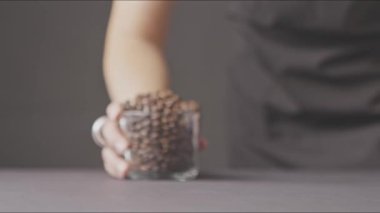 Erkek eli kahve fincanlarını taşıyor, fincandan fasulyeler dökülüyor, video...