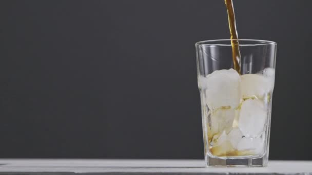 Frisch Zubereiteter Kaffee Mit Eiswürfeln Sommerkaffeegetränk Video — Stockvideo