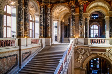 VIENNA, AUSTRIA - 11 Kasım 2015: Avusturya 'nın Viyana şehrinde bulunan renkli mermer ve yaldızlı zengin süslemeleri ile Barok Sarayı' nın antik binasının muhteşem iç mimarisi Schloss Belveder.