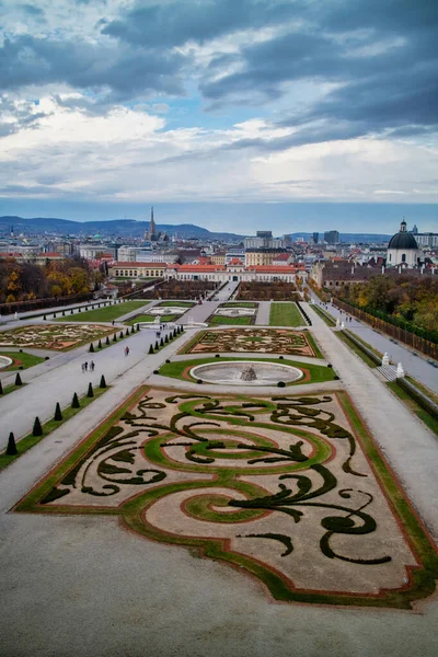 Krásná Krajina Palácového Komplexu Schloss Belvedere Zahradní Parter Pravidelnou Výsadbou — Stock fotografie