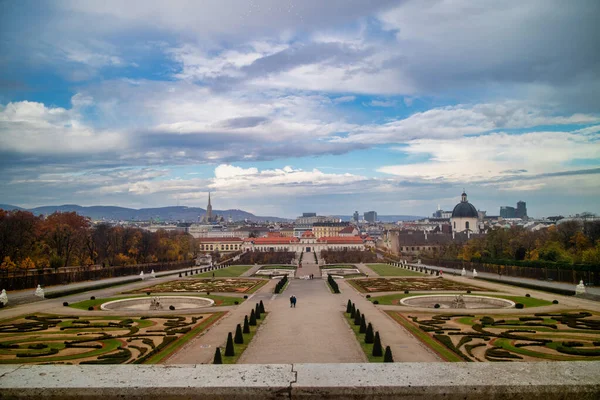 Niesamowity Krajobraz Widokiem Unteres Belvedere Ogrodową Parterre Regularnego Sadzenia Drzew — Zdjęcie stockowe