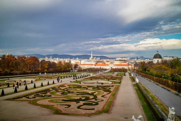 Nádherná Krajina Výhledem Unteres Belvedere Zahradní Parter Pravidelné Výsadby Stromů — Stock fotografie