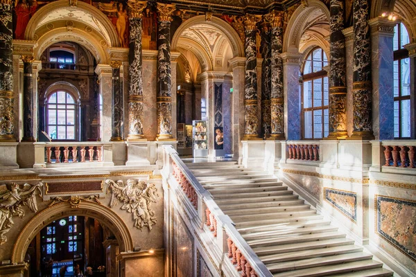 VIENNA, AUSTRIA - 11 Kasım 2015: Avusturya, Viyana 'daki Barok Sarayı kompleksi Schloss Belvedere' nin içindeki renkli mermer ve altın kaplamalardan inanılmaz zengin dekorasyon.